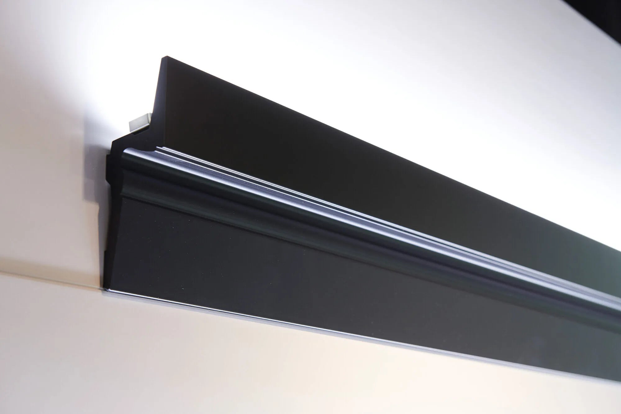 IL9 Memory ARSTYL 2M Ceiling Coving for LED Lighting with a stylish, modern look in a well-lit living room | DecorMania UK
