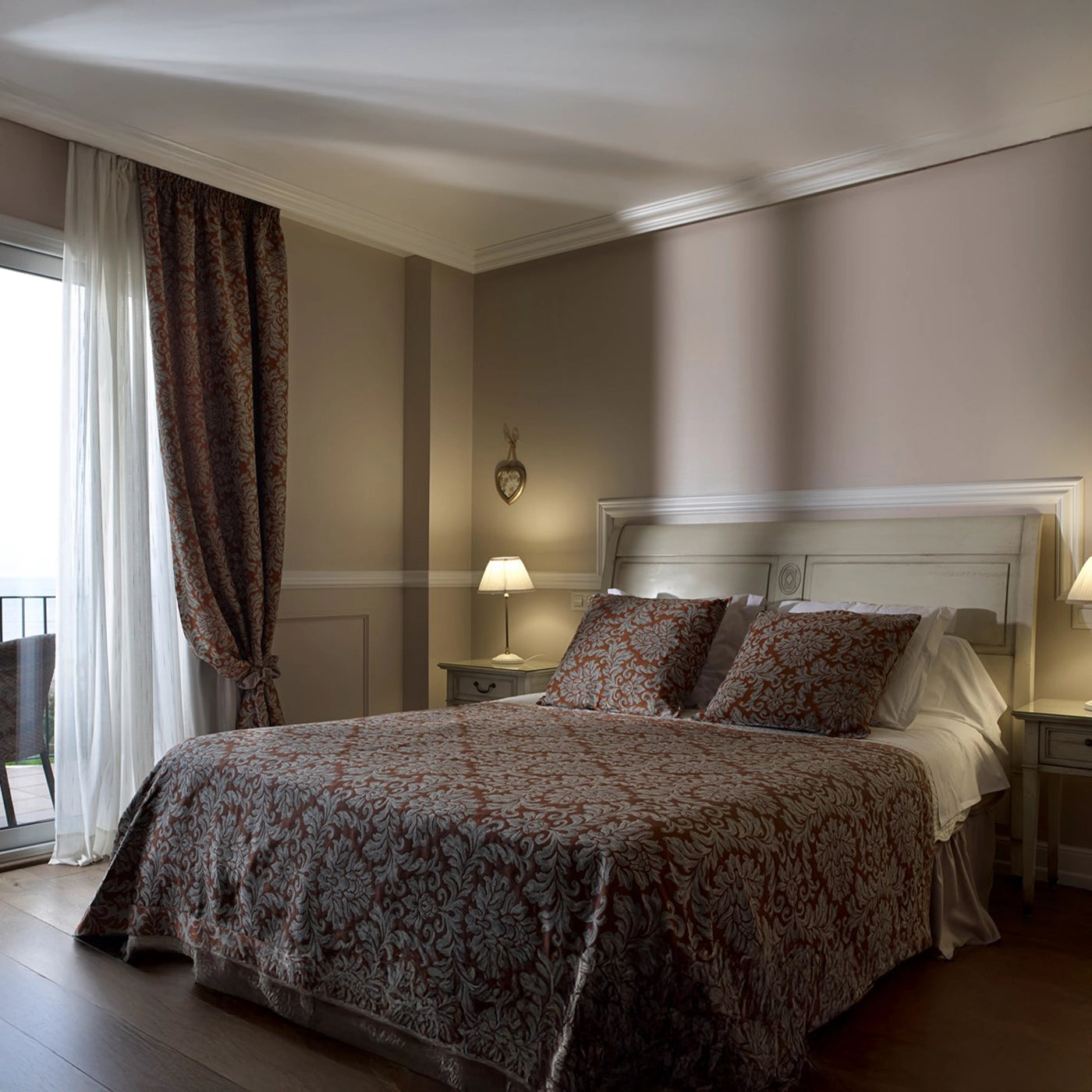 NOMASTYL® NMC 2m Ceiling Coving on plain wall and ceiling in bedroom interior Decormania UK