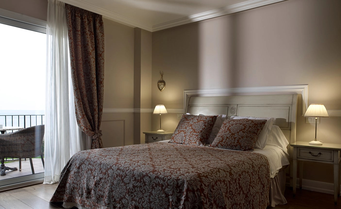 NOMASTYL® NMC 2m Ceiling Coving on plain wall and ceiling in bedroom interior Decormania UK