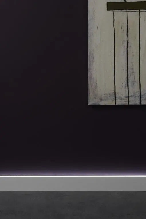 IL10 2M WALLSTYL SKIRTING BOARD WITH LED LIGHT DIFFUSER mounted on the wall | DecorMania UK 