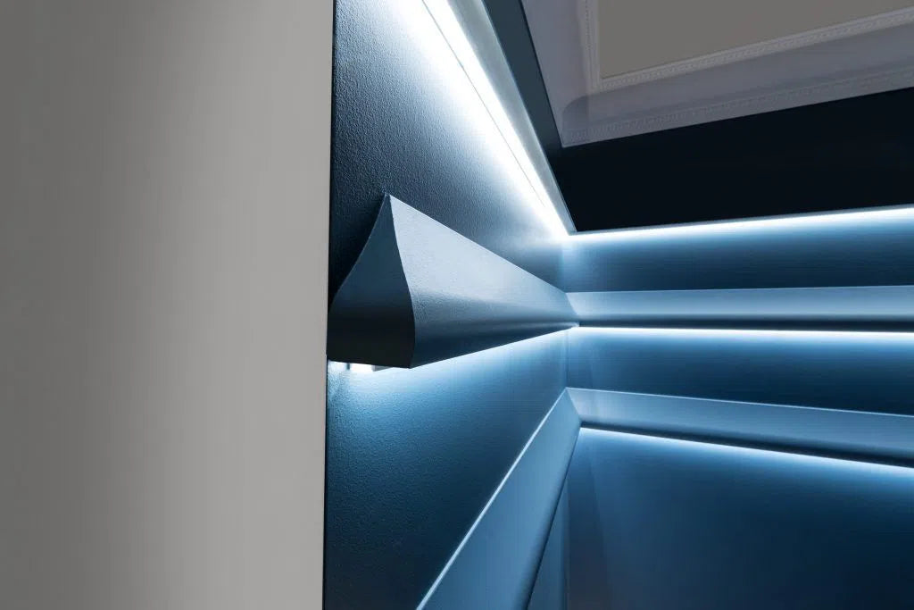 Close-up view of IL2 ARSTYL 2M Ceiling Coving for LED Lighting | DecorMania UK 