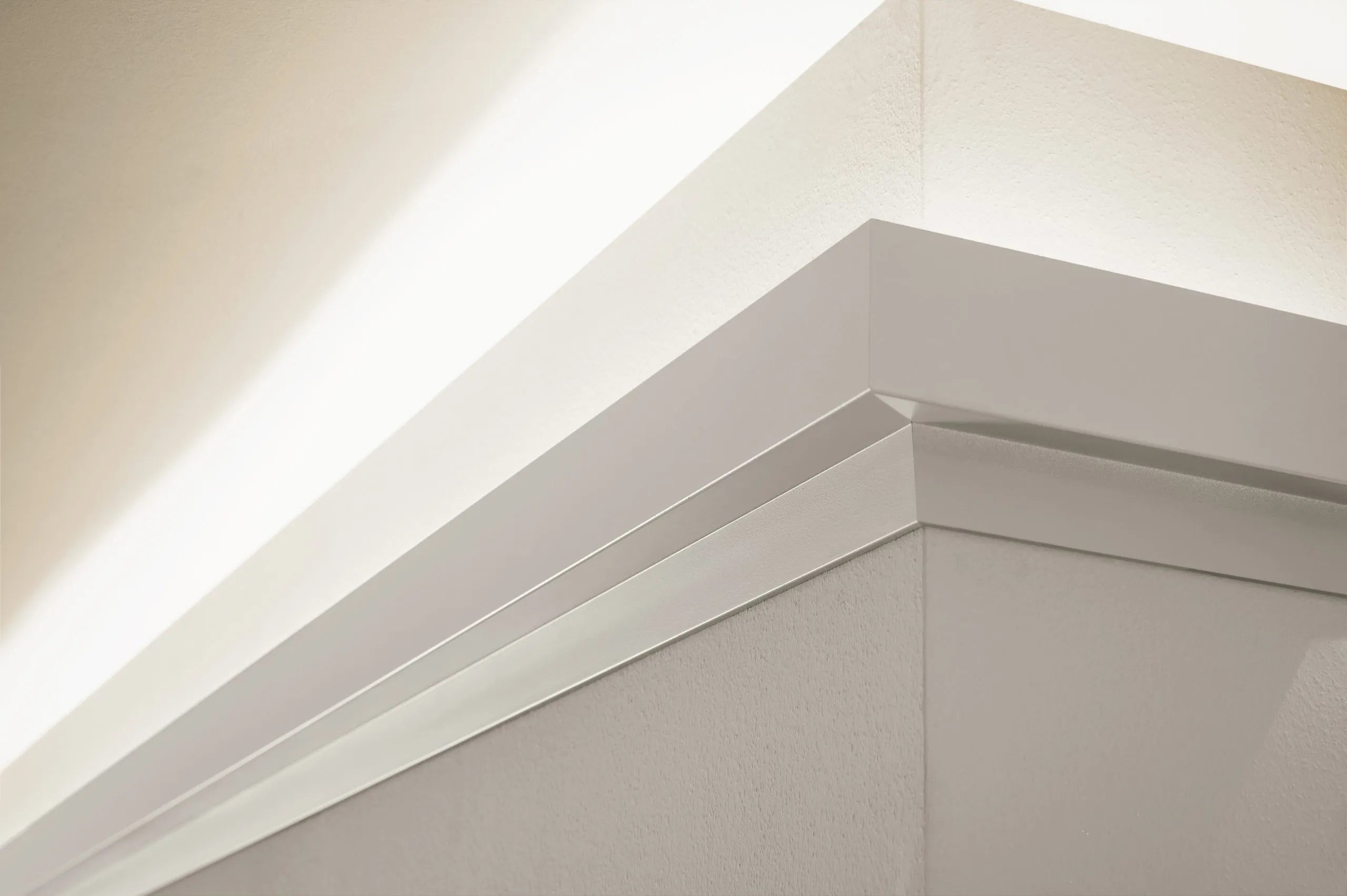 IL6 ARSTYL® 2m Ceiling Coving for LED Lighting mounted along the ceiling-wall joint, creating seamless light effects | DecorMania UK
