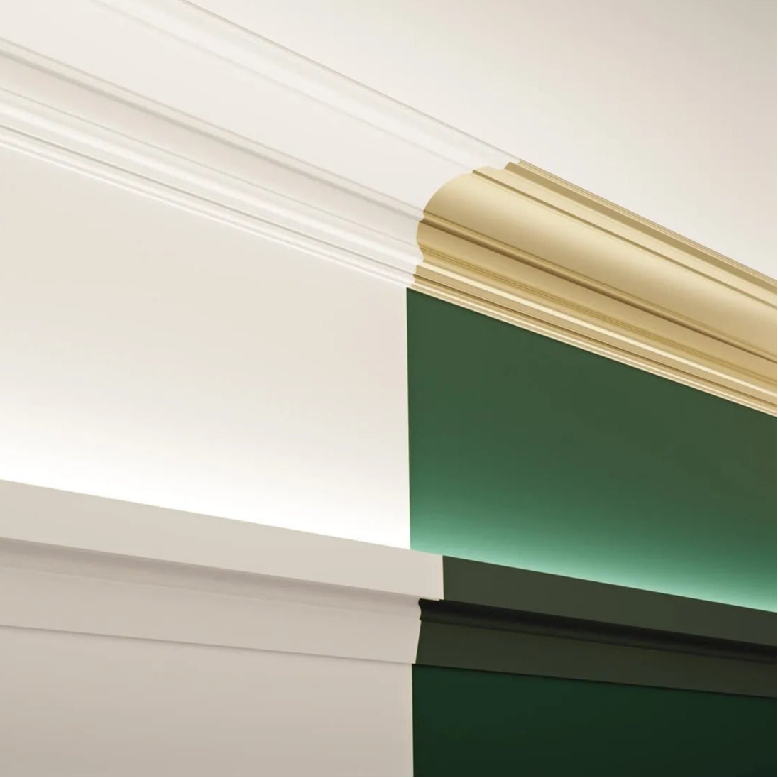 Close-up view of IL9 Memory ARSTYL 2M Ceiling Coving for LED Lighting  | DecorMania UK
