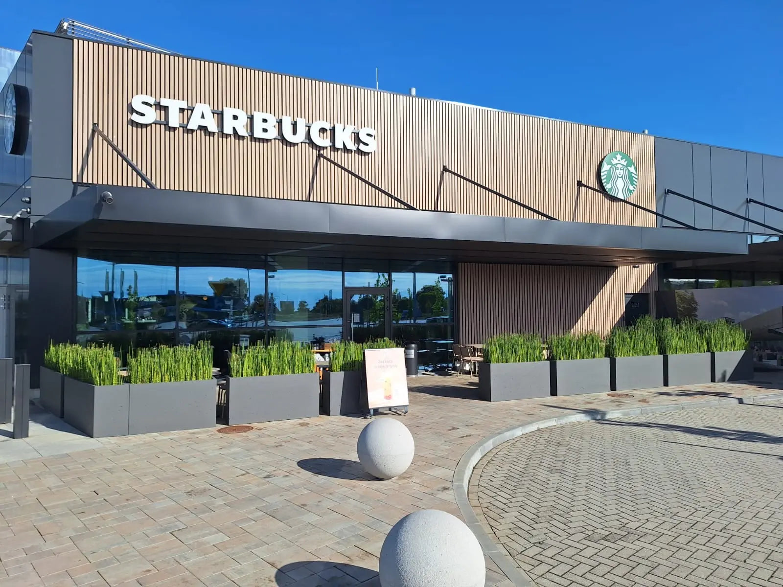 Outdoor Concrete Planters - Rectangle 40x120x60 cm in front of a starbucks Decormania UK