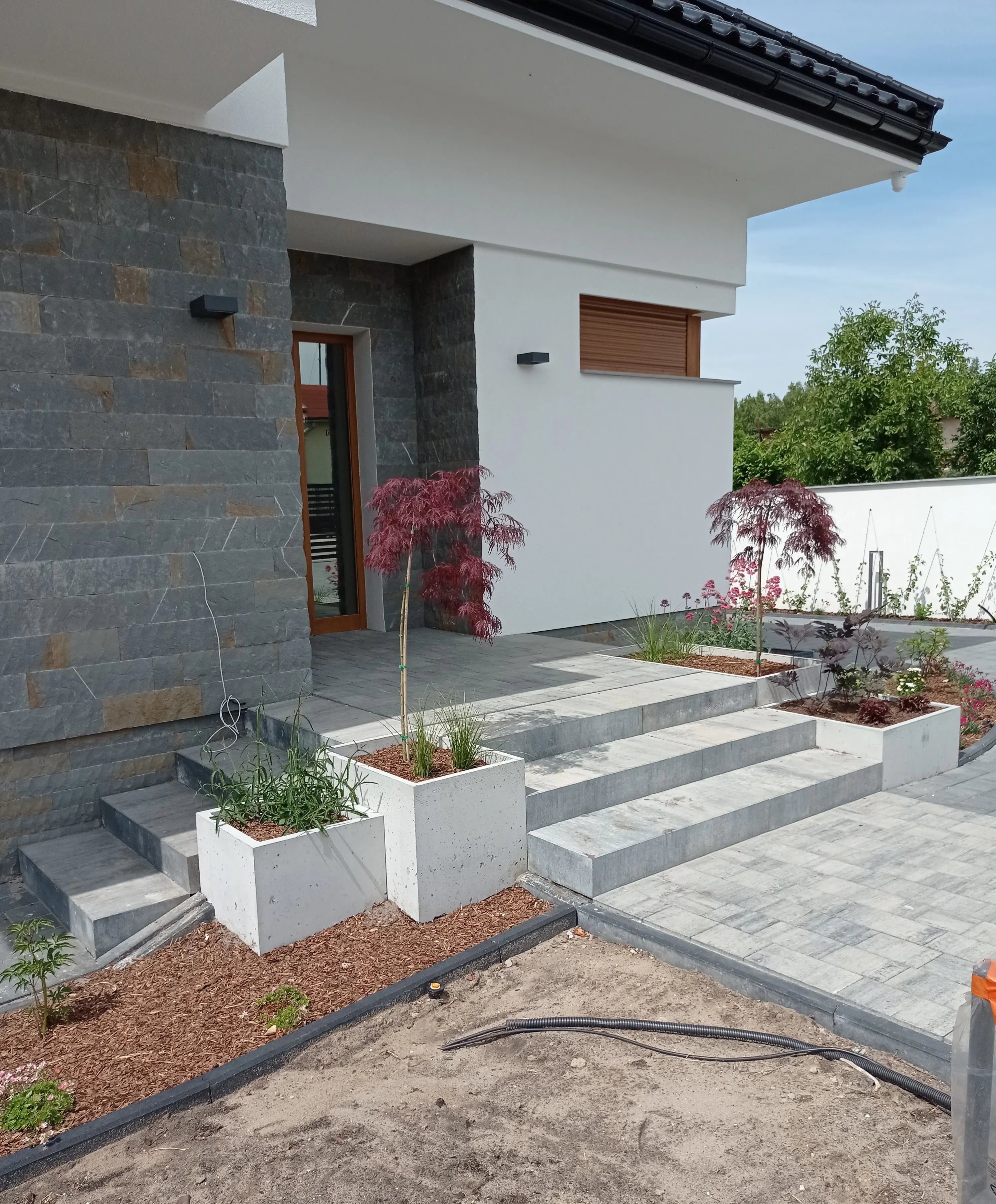 Outdoor Concrete Planters - Rectangle 50x120x50 cm in front of a house Decormania UK