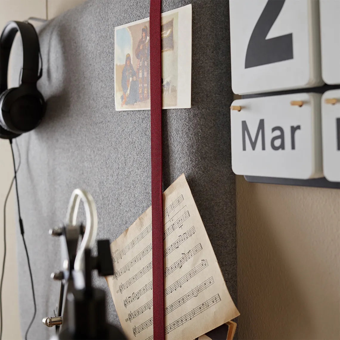 Padded Wall Boards Accessories - Elastic 60 cm burgundy on grey panel Decormania UK