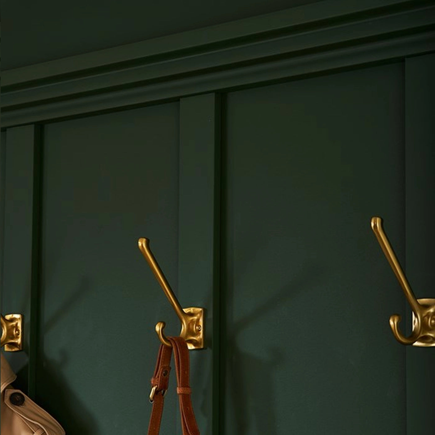 NOMASTYL® NMC 2m Ceiling Coving on plain dark green wall with gold hangers Decormania UK