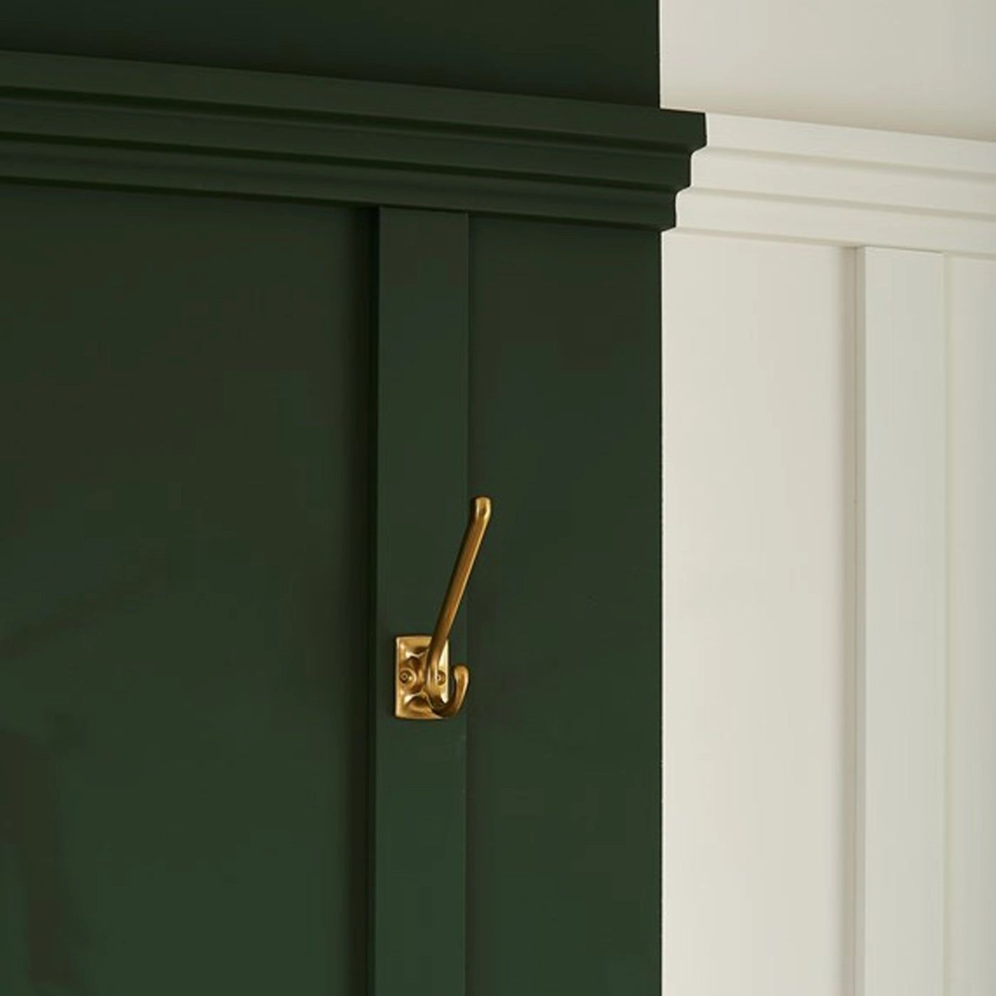 NOMASTYL® NMC 2m Ceiling Coving on white and yelow walls with gold hanger Decormania UK