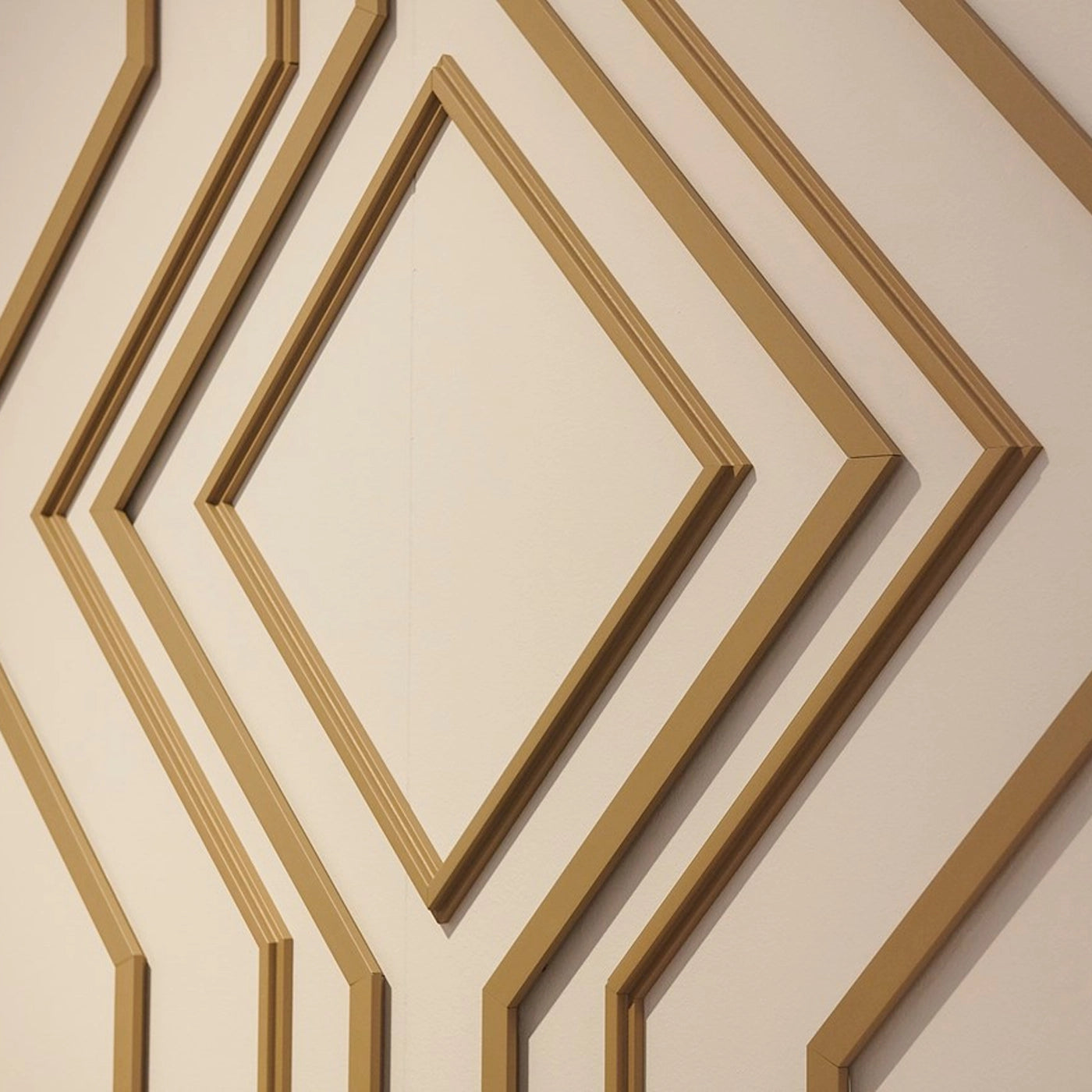 NOMASTYL® NMC 2m Ceiling Coving geometric design on plain wall Decormania UK