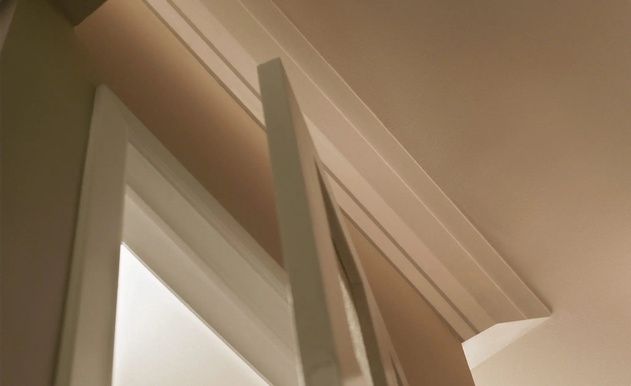 MIRANDA (WT24) 2M NMC Ceiling Coving in a bright room | DecorMania UK 