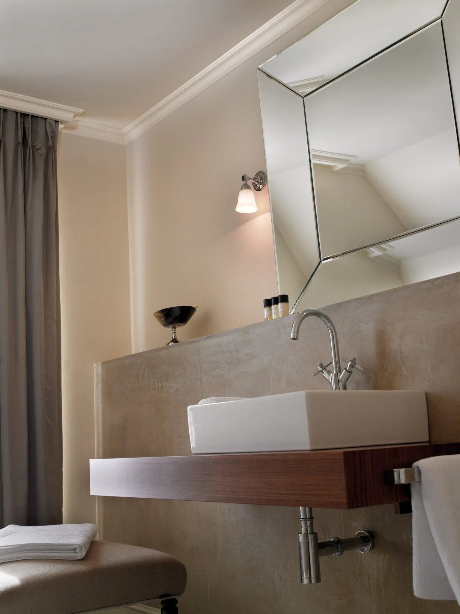 WT5 WALLSTYL® 2M NMC ceiling coving in classic style bathroom | DecorMania UK 