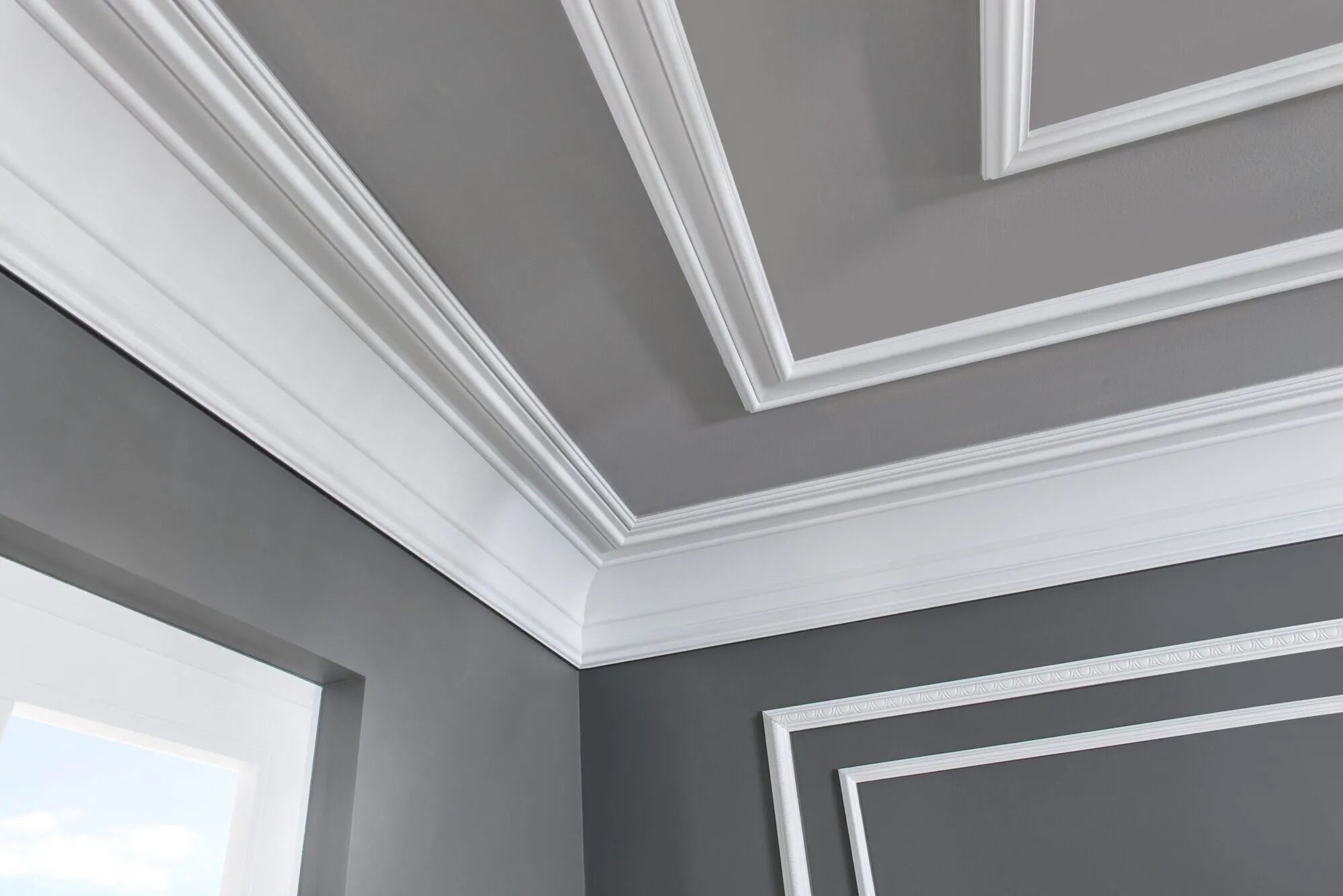 Z40 ARSTYL® 2M NMC Ceiling coving on grey ceiling | DecorMania UK 