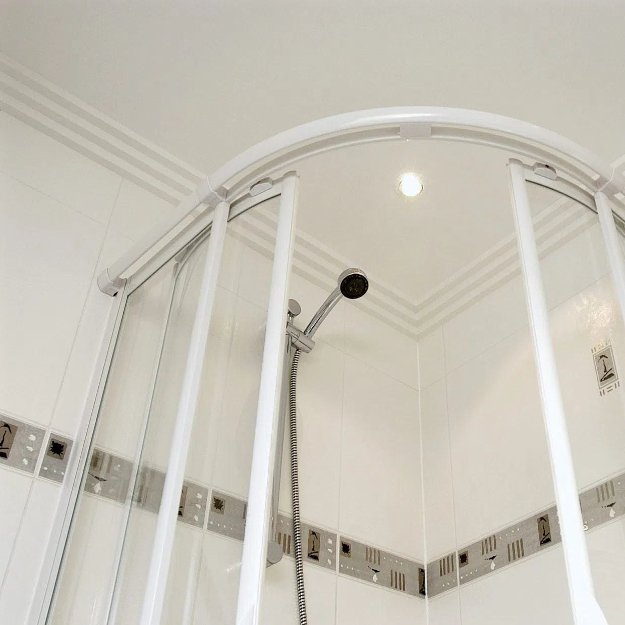 Z52 ARSTYL® 2M NMC Ceiling coving in stylish bathroom | DecorMania UK 