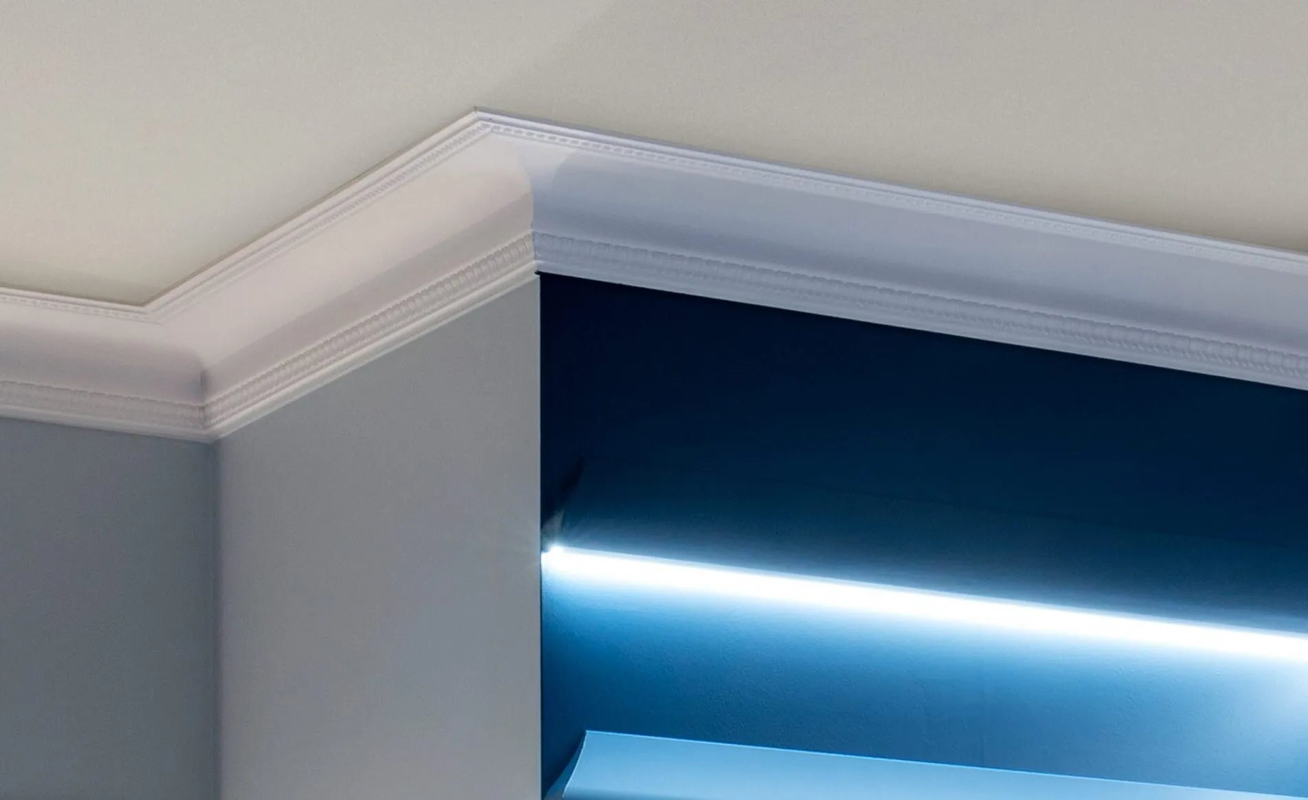 Z6 ARSTYL® 2M nmc Ceiling Coving with a led lightning | DecorMania UK