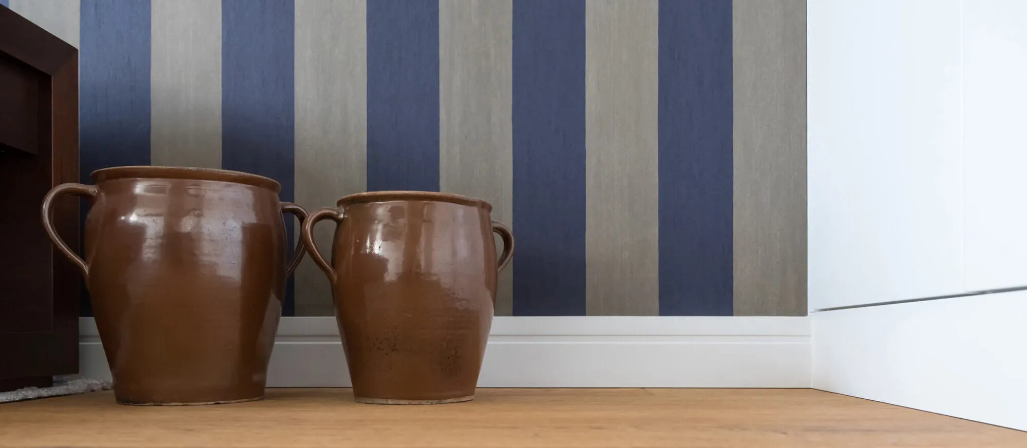 FD11 2M WALLSTYL Skirting Board with decorative pots in a room with striped wall | DecorMania UK
