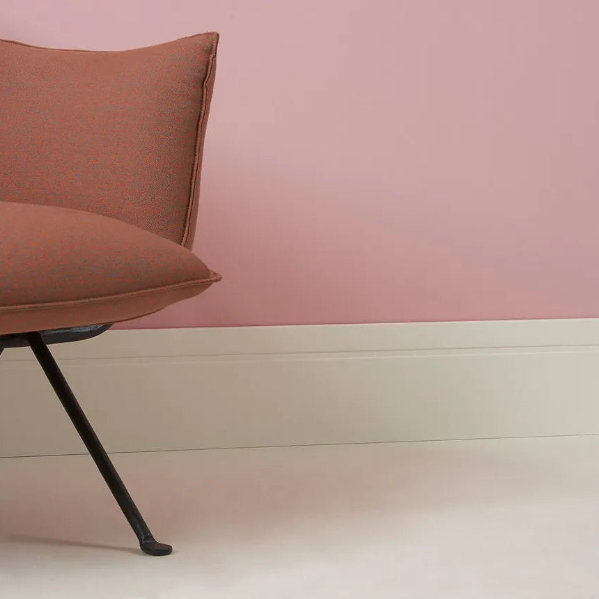 White FD20 WALLSTYL skirting board in a modern pink interior