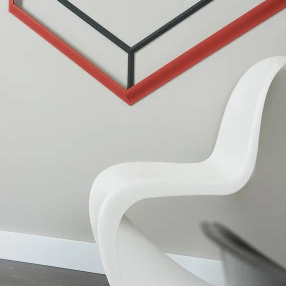 FD2S WALLSTYL skirting board used with geometric wall moulding in a contemporary interior