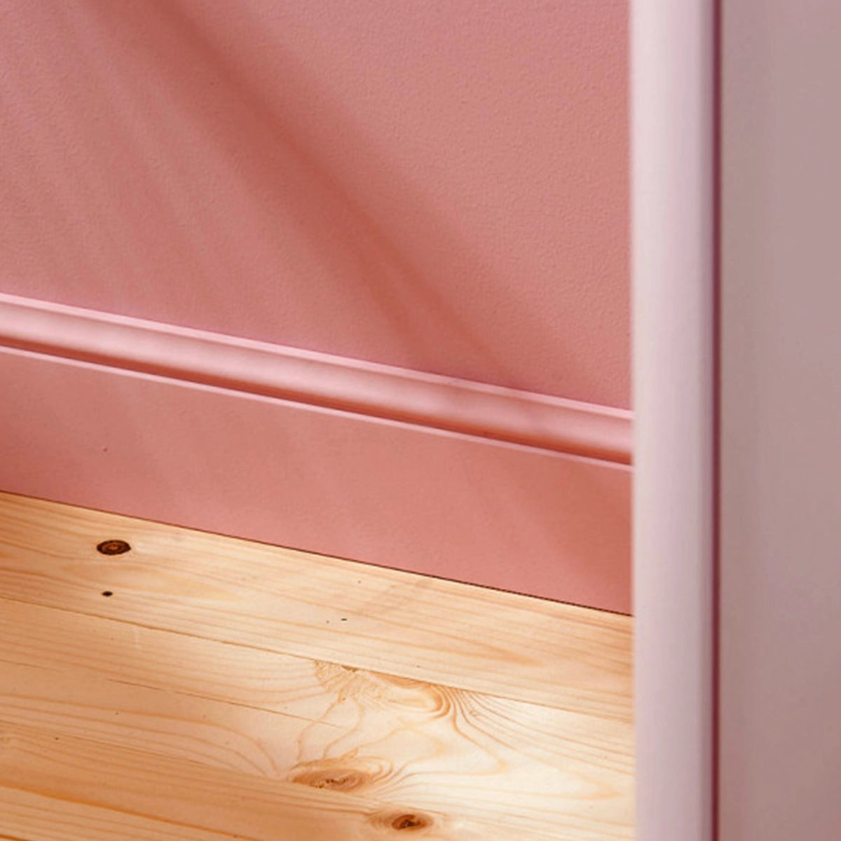 FL1 2.44M WALLSTYL SKIRTING BOARD mounted on the pink wall | DecorMania UK 