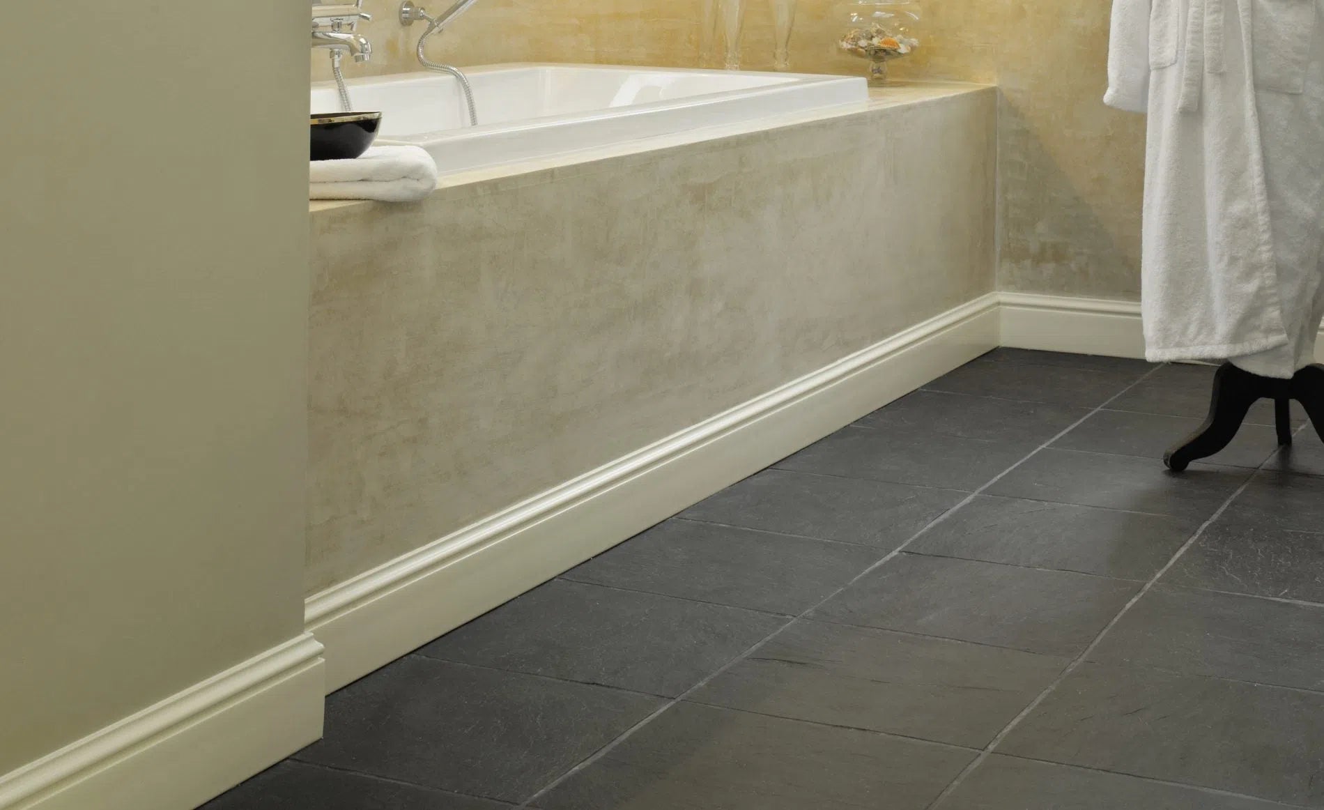 FL2 2M WALLSTYL SKIRTING BOARD is installed along the base of the wall | DecorMania UK 