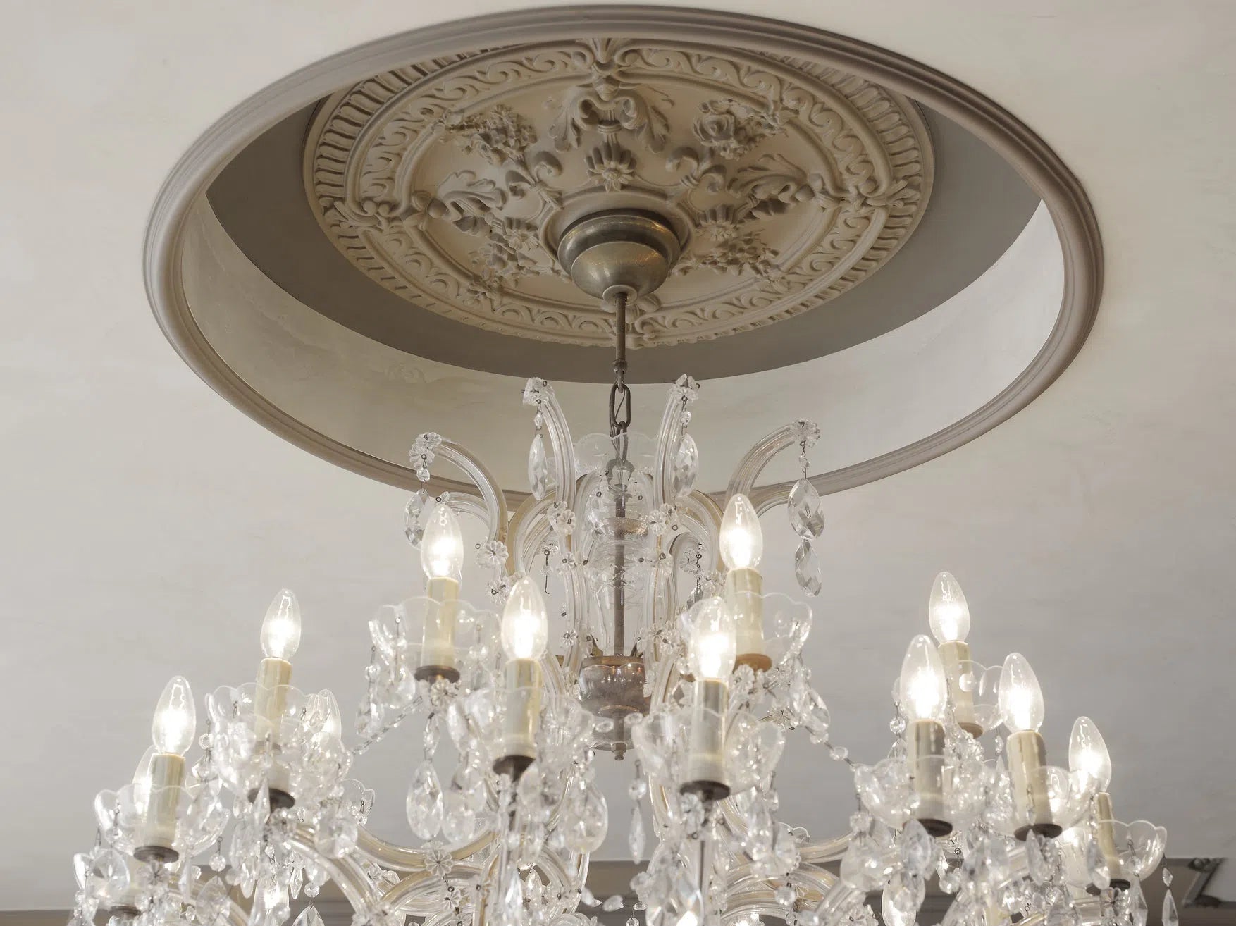 HELENA R11 ARSTYL Ceiling Rose with a crystal chandelier | DecorMania UK 
