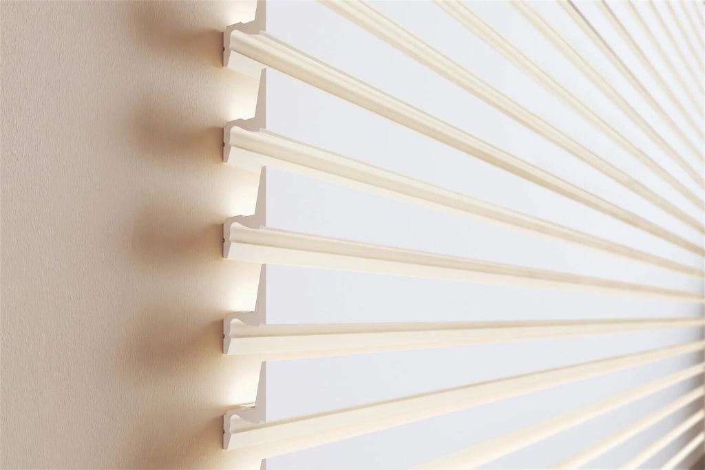 close-up view of IL7 MEMORY ARSTYL 2M Ceiling Coving for LED Lighting | DecorMania UK 