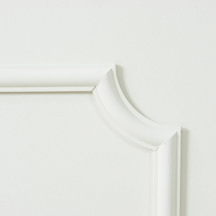 Close-up of a white SP2-5 curved corner joining wall panel mouldings