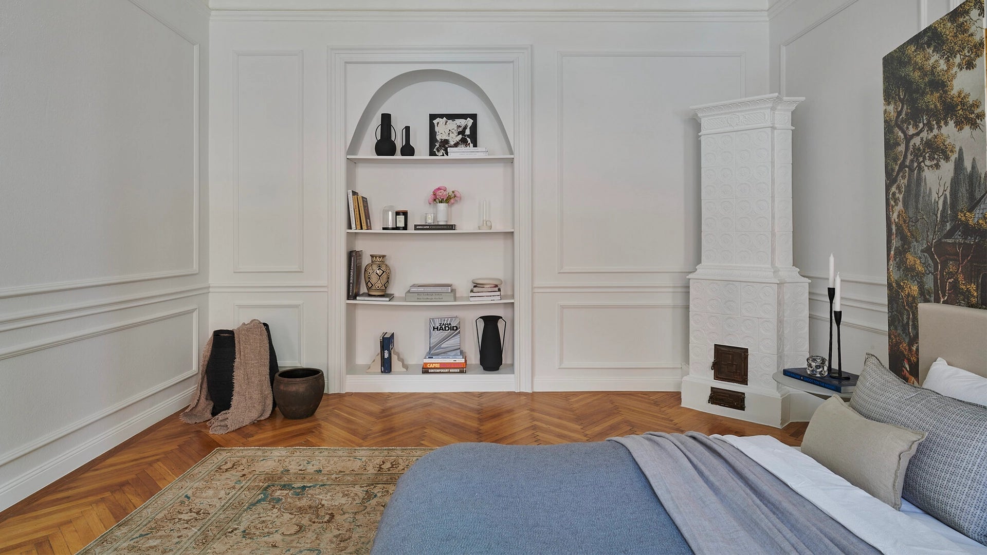 WALLSTYL ARSTYL NMC Skirting board on white wall in bedroom interior Decormania UK