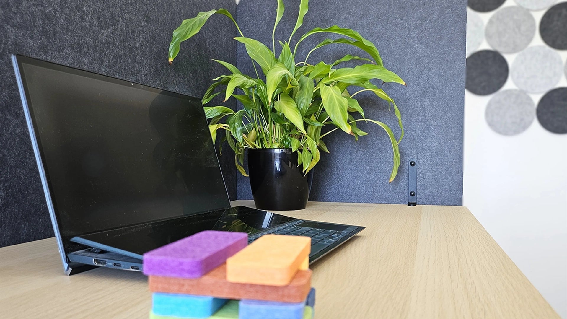 Felt Privacy Screen - Acoustic Office Partition 60x60 in office interior DecorMania UK