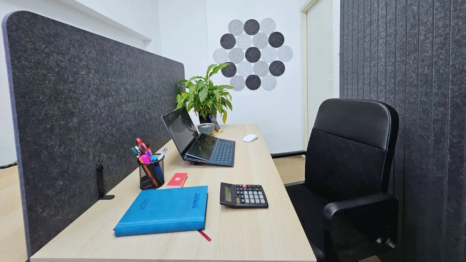 Felt Privacy Screen - Acoustic Office Partition in office interior DecorMania UK