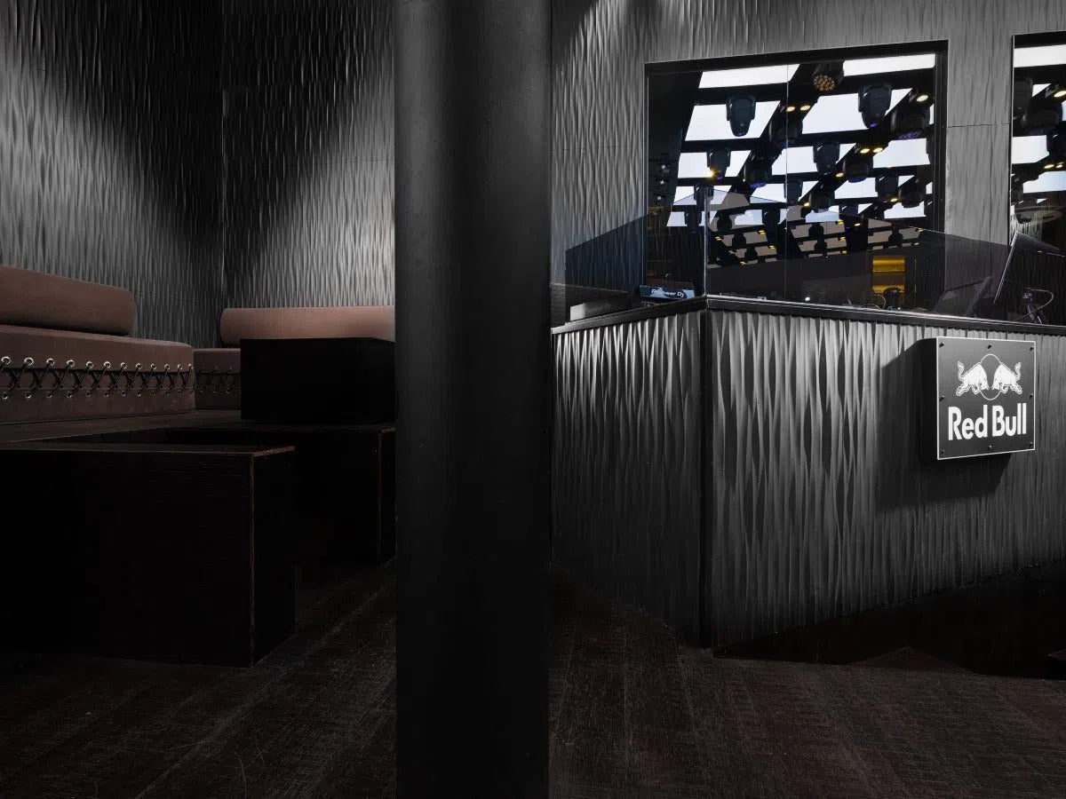 ARSTYL® WAVE Wall Panels featured in a contemporary restaurant, creating an elegant backdrop | DecorMania UK
