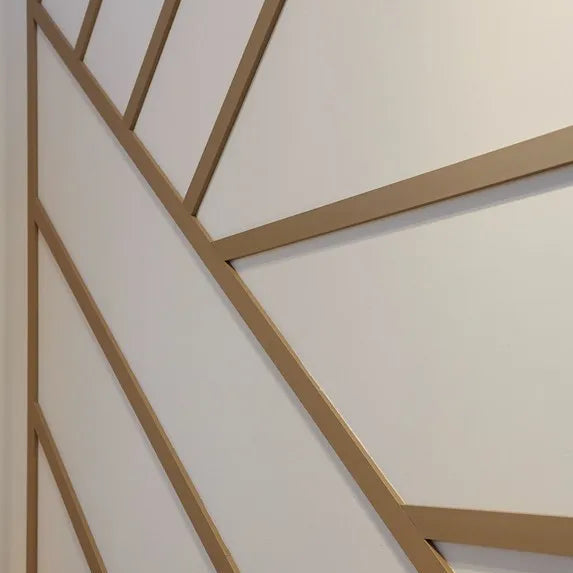 WD5 WALLSTYL decorative mouldings arranged in a geometric gold wall design