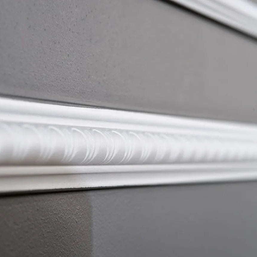 Close-up of WO1 WALLSTYL ornate white decorative chair rail with detailed classical pattern