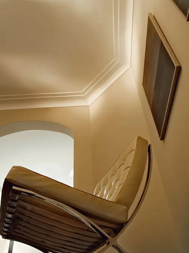 WT22 WALLSTYL® 2M Ceiling Coving on the beige ceiling modern interior | DecorMania UK 