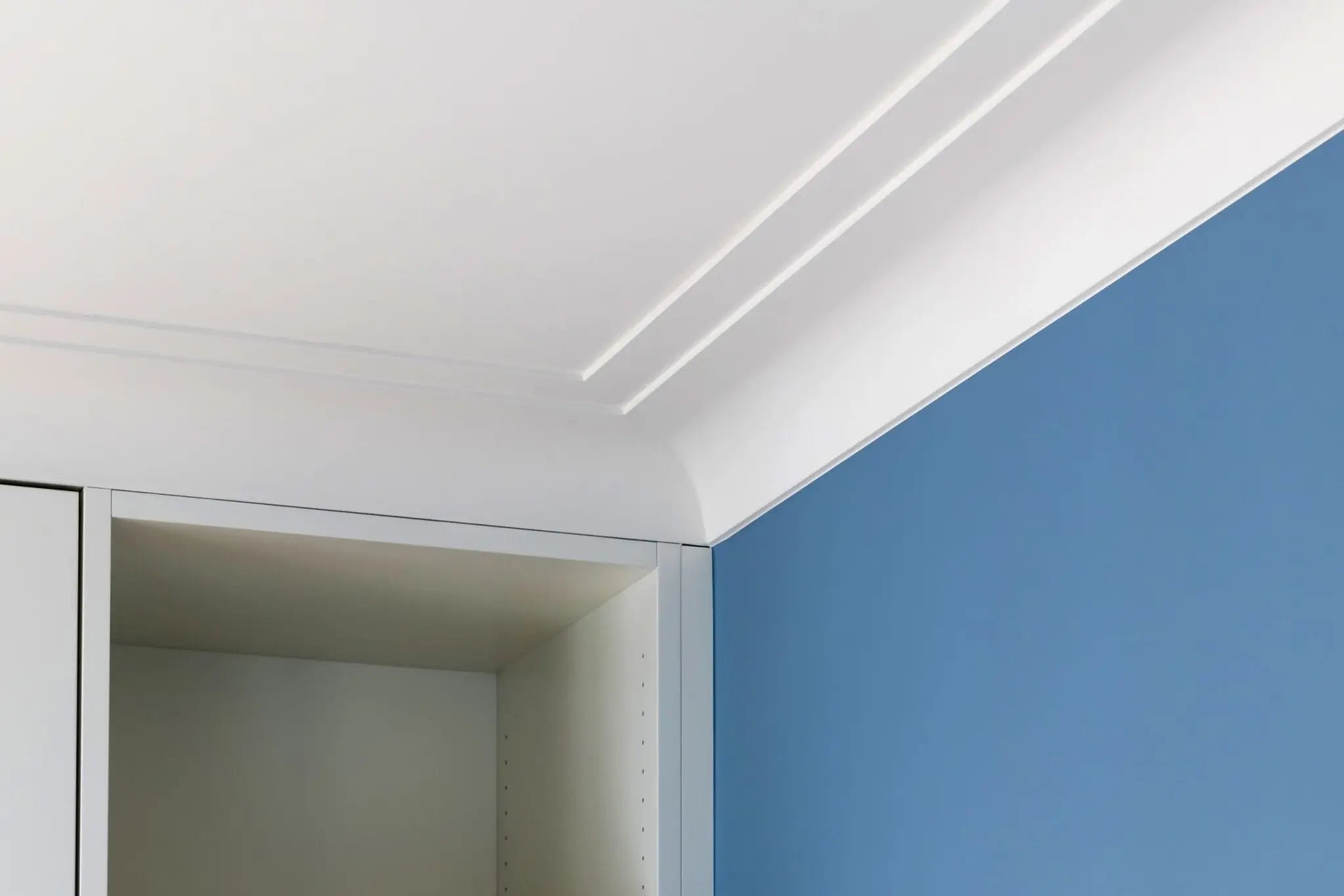 WT22 WALLSTYL® 2M Ceiling Coving on the white ceiling  | DecorMania UK 