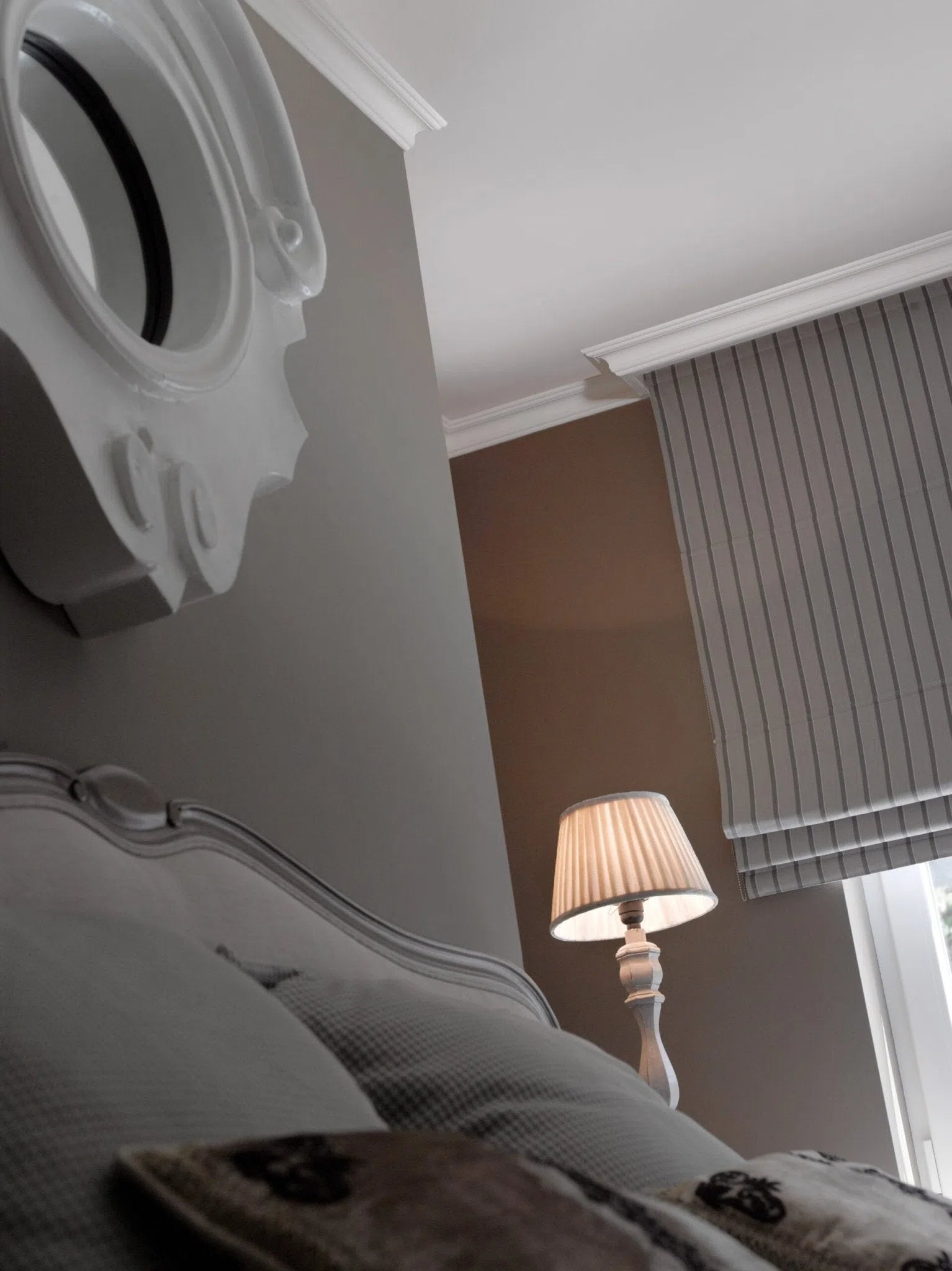 WT5 WALLSTYL® 2M Ceiling Coving in a stylish bedroom | DecorMania UK 