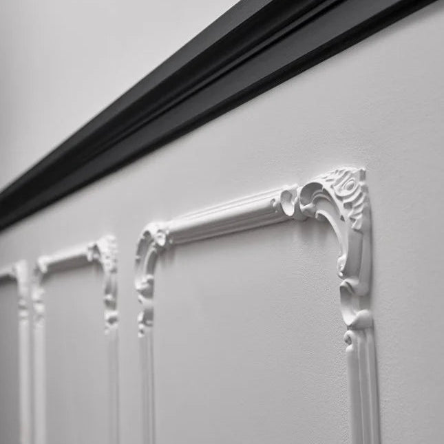Z101 ARSTYL decorative corner moulding on classic white wall panel
