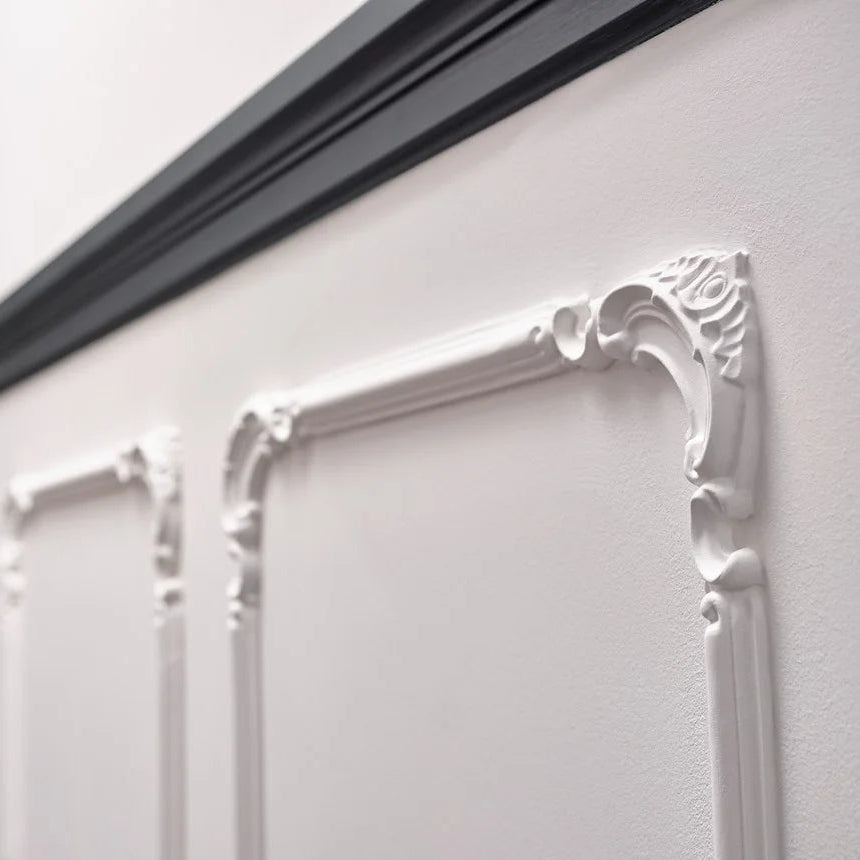 Close-up of Z101 ARSTYL ornate corner moulding and wall trim