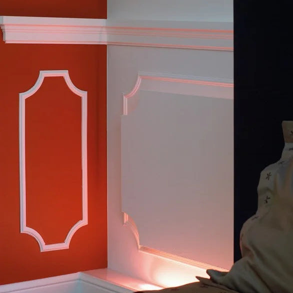 White Z102 ARSTYL curved corner moulding on a decorative wall