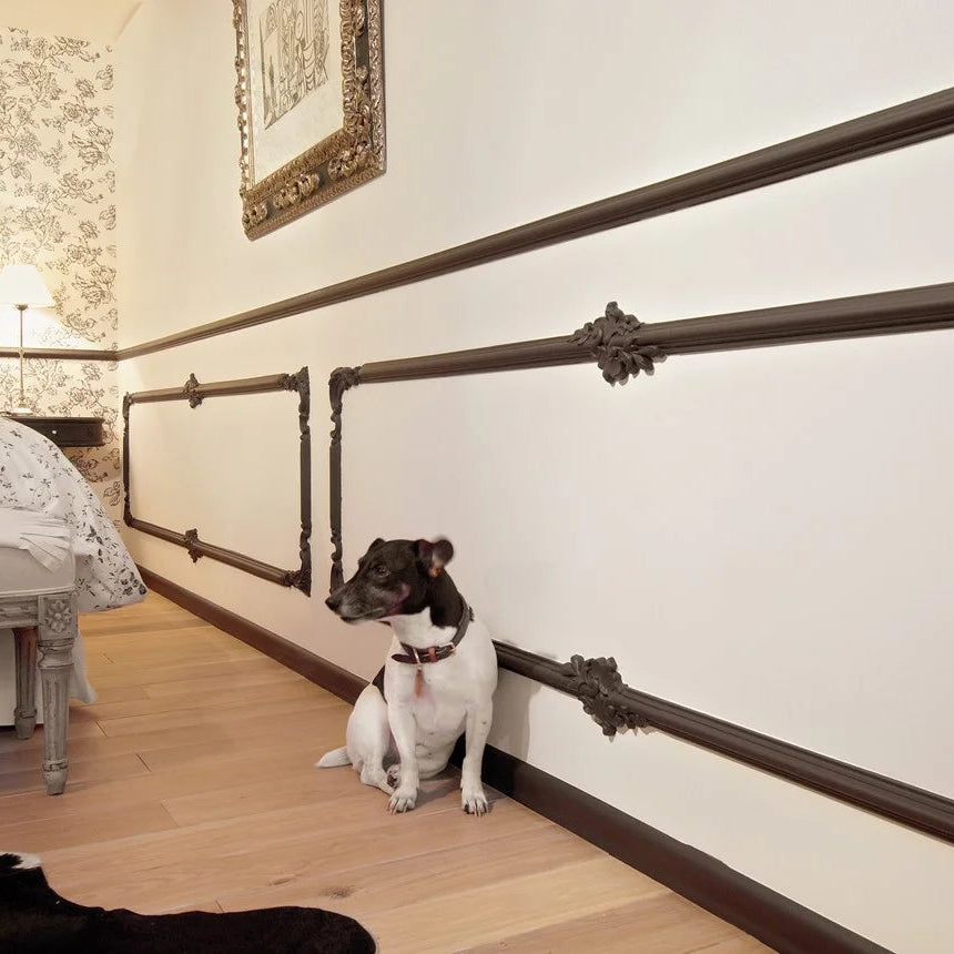Z104 ARSTYL decorative wall moulding detail in classic bedroom interior