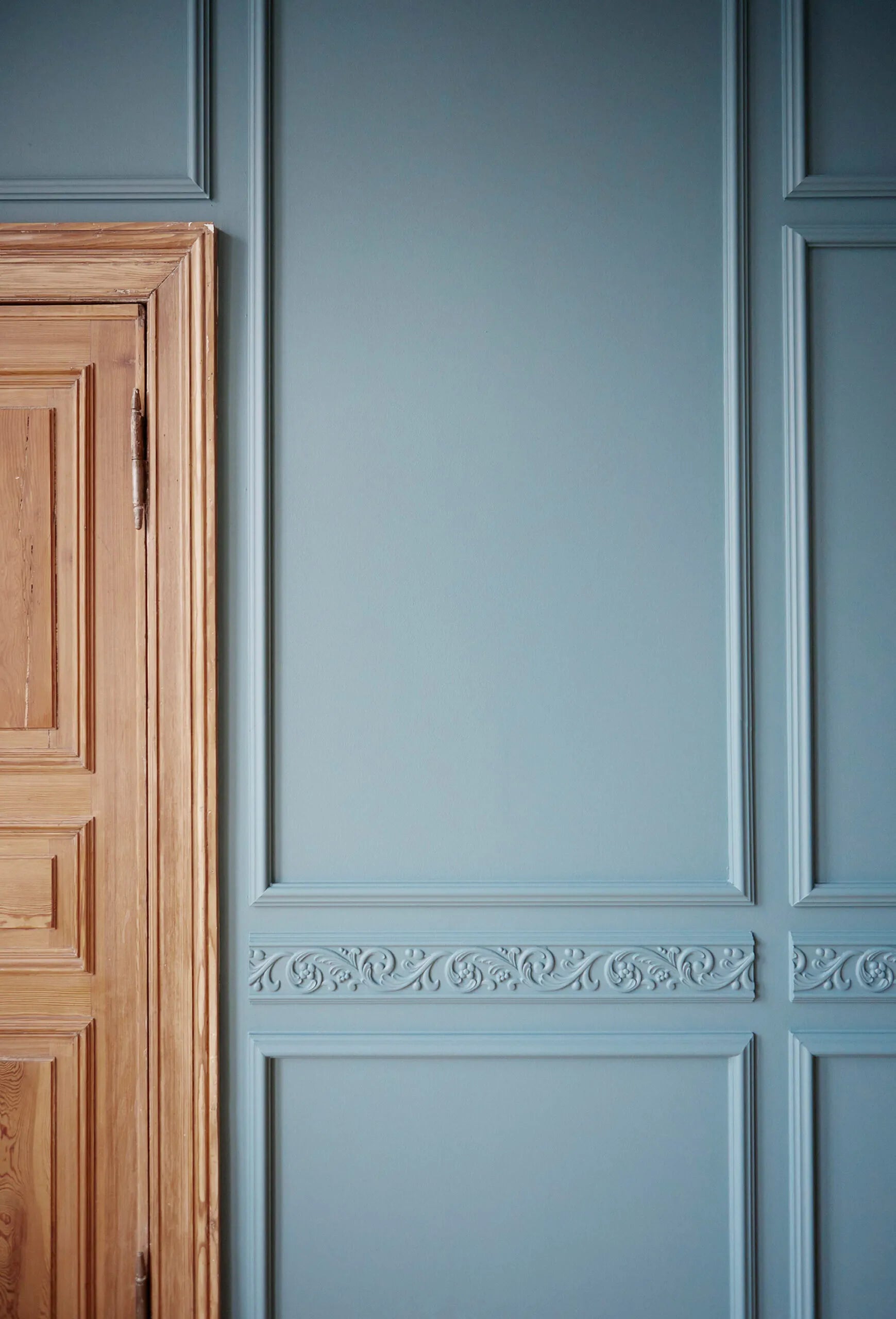 Z12 2M ARSTYL Dado rail in stylish blue wall with decorative design | DecorMania UK 