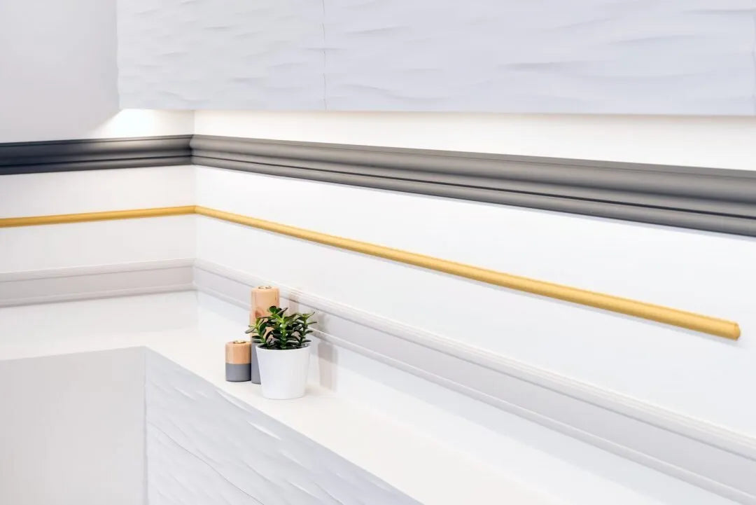 z13 arstyl dado rail - Close-up of the white dado rail with a golden accent, ideal for modern spaces.
| DecorMania UK 