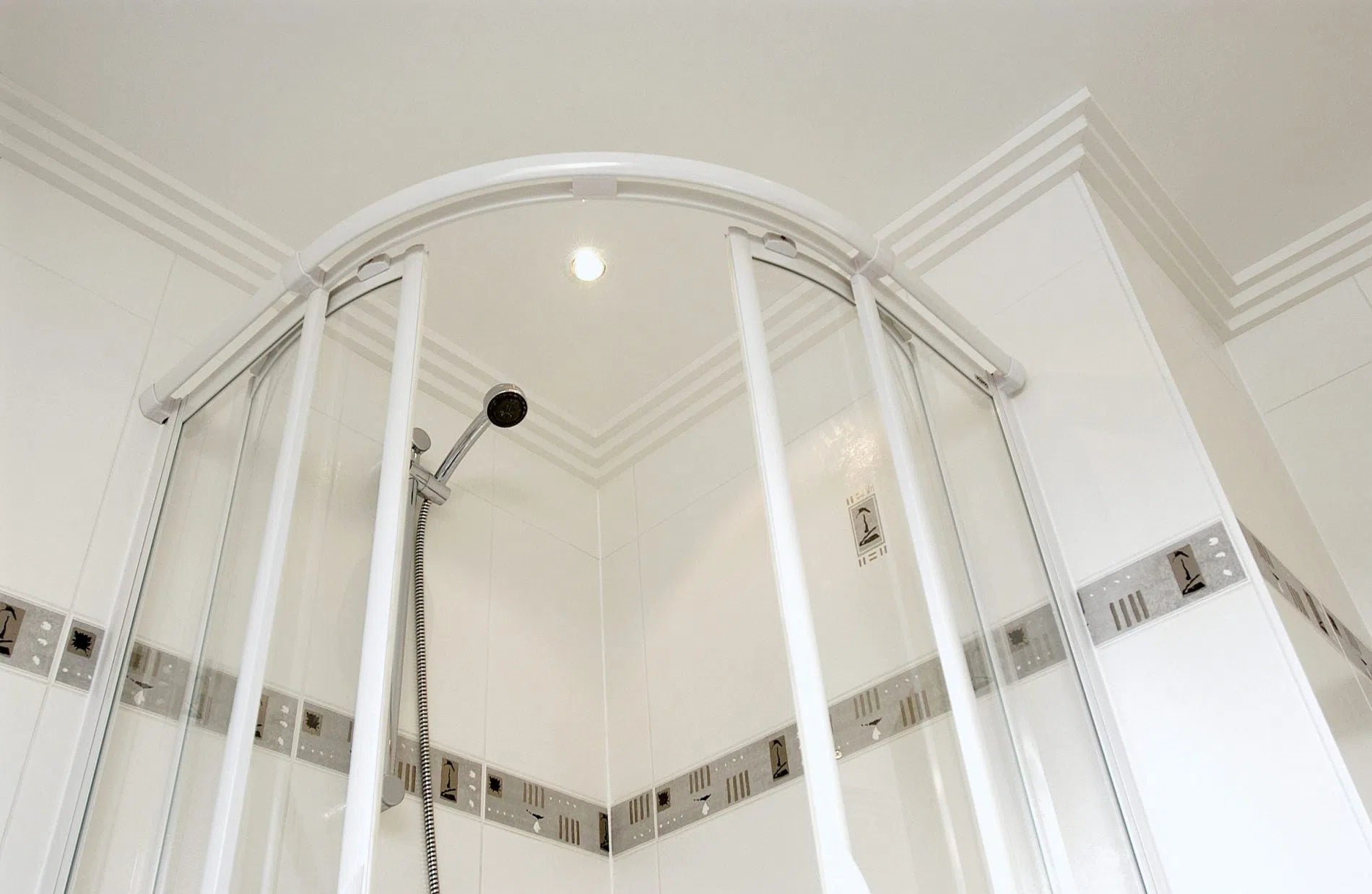 Z52 ARSTYL® 2M Ceiling coving in stylish bathroom | DecorMania UK 